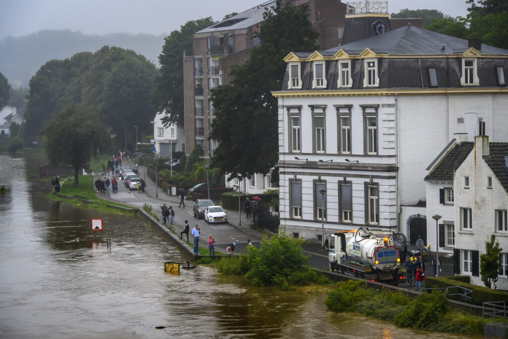 Ontruiming Heugem wegens Ernstige Wateroverlast door langdurige regeval en de mogelijkheid dat de Maas buiten zijn oevers treed